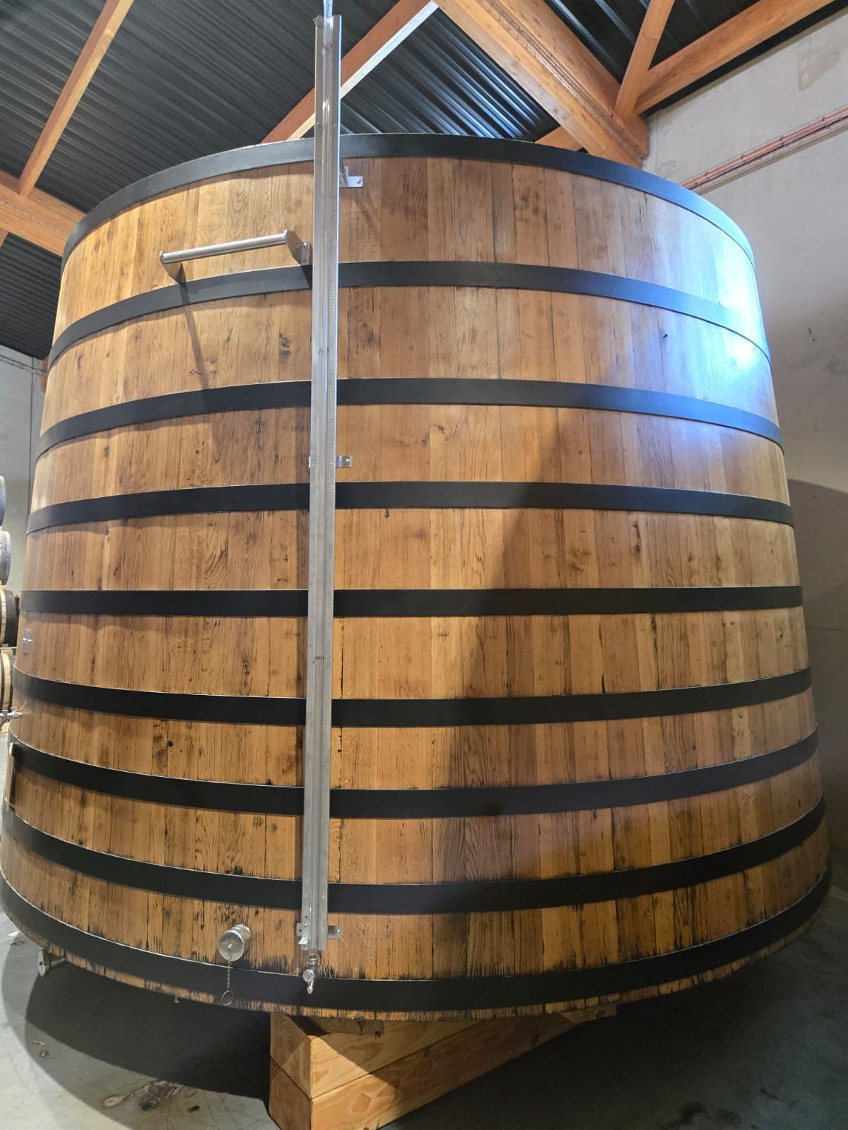 Tonneau de 330 hl remonté sur site + ponçage complet + application vernis microporeux sur le bois + peinture cercles