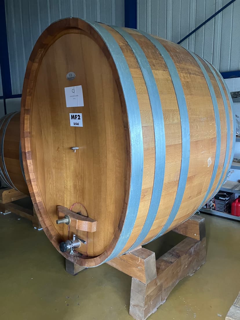 Equipment : wooden front door, racking and draining stainless steel valves, stainless steel tasting faucet, craddles and oak basement